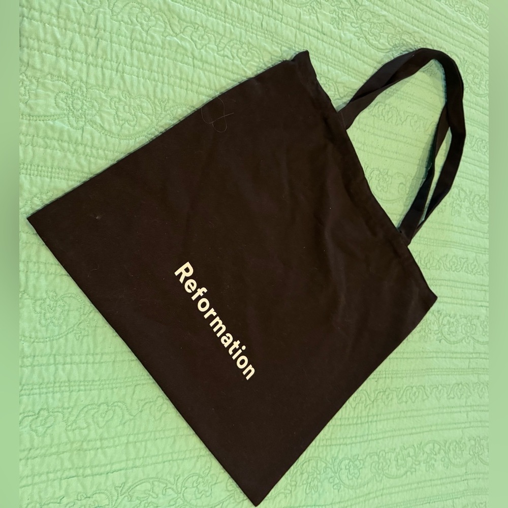 2 Reformation cotton shoppers tote
Gives effortless style vibes all day long. - Picture 6 of 9